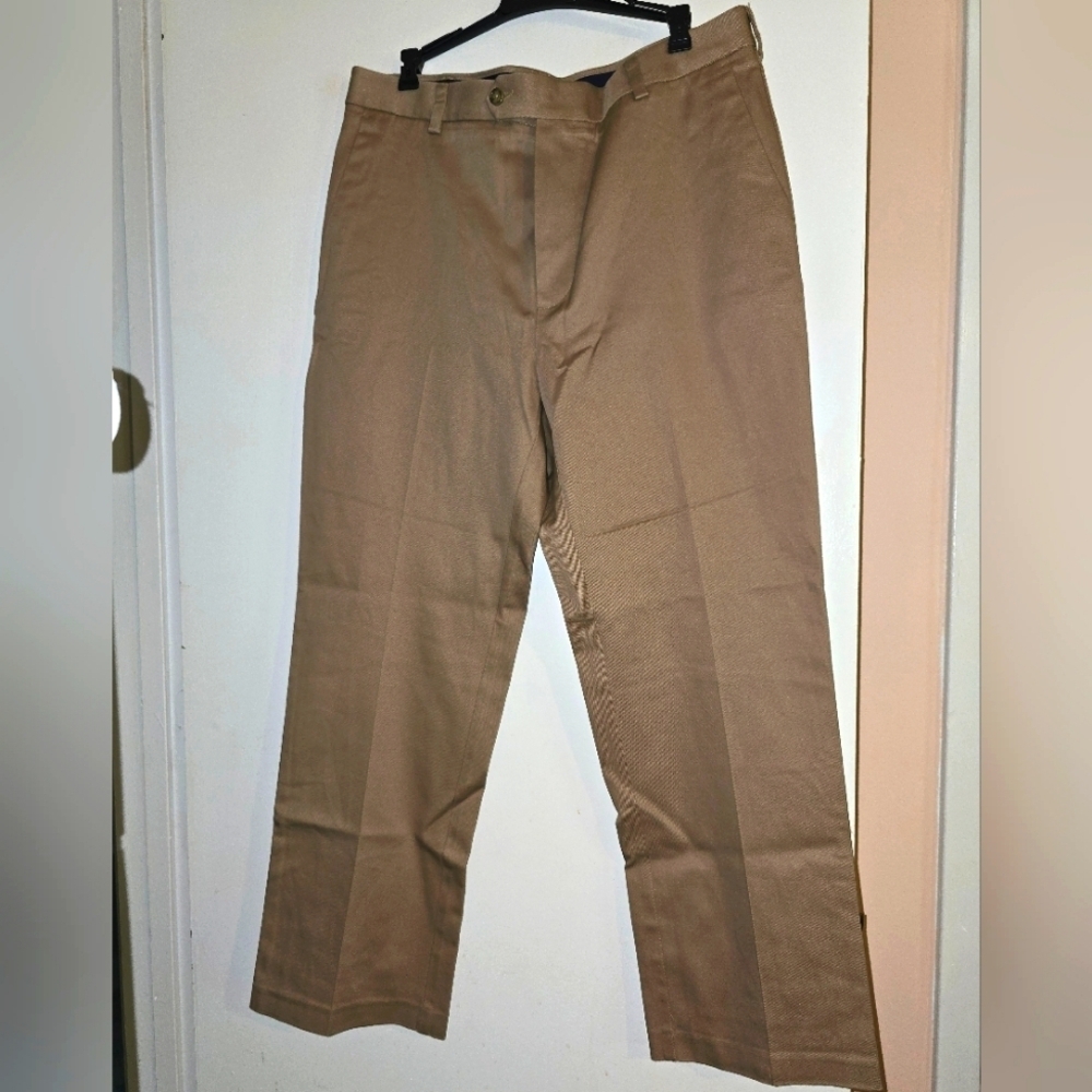 NWT Men's Khakis by Roundtree and Yorke. TravelSmart cotton blend. Size 34x29